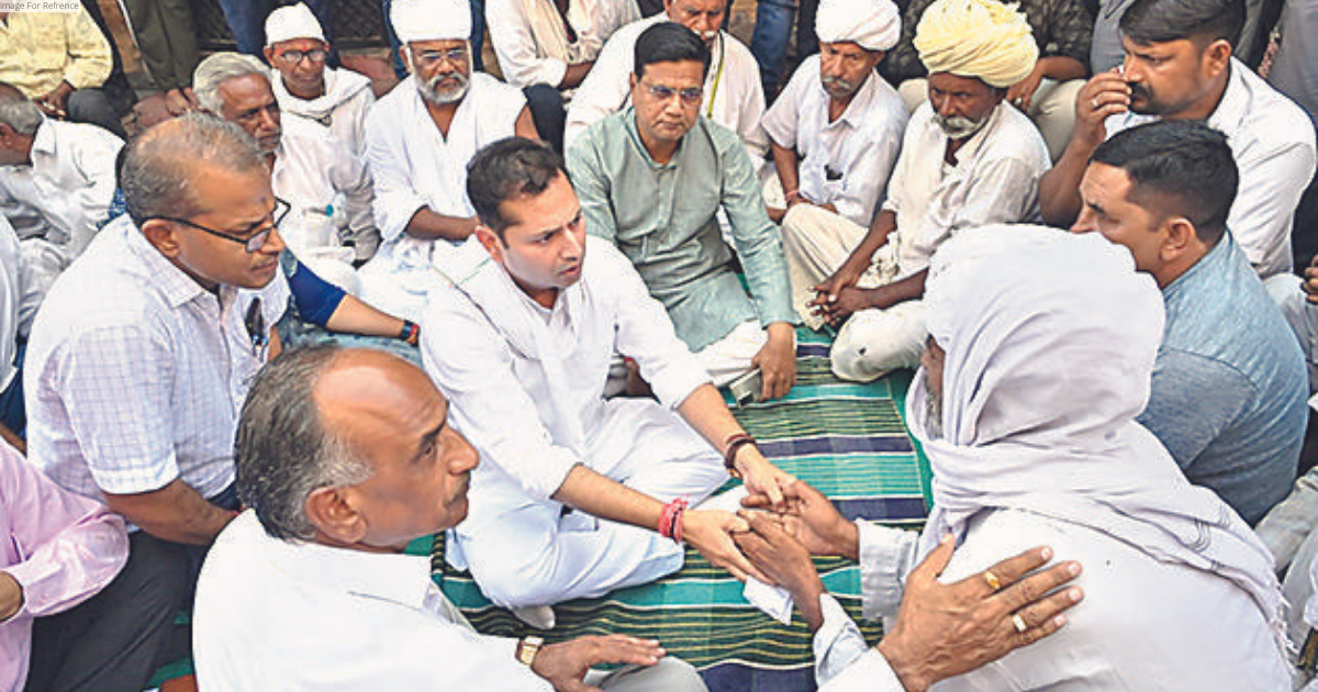 Vaibhav meets families of cylinder blast victims